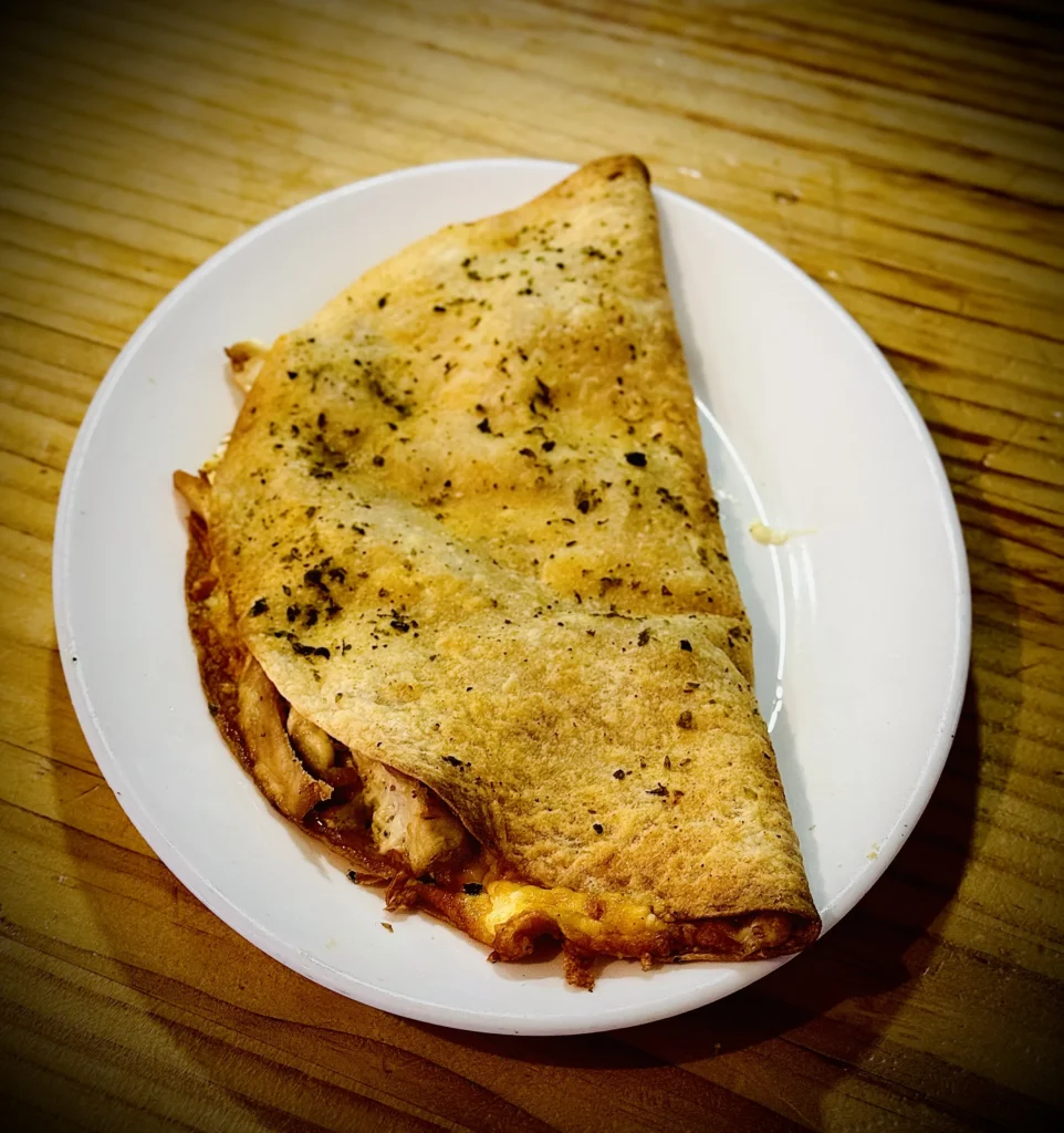 Variedad de tapas típicas en barra de tapería